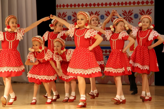 Образцовый художественный танцевальный коллектив "Карнавал" с программой "Россия -Родина моя"