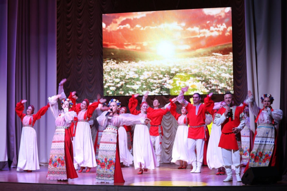 "Любить по-русски". Концерт народного ансамбля казачьей песни и танца "Зарница"